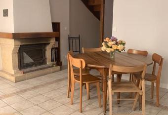 La maison du cour Montilleul has Balcony rooms