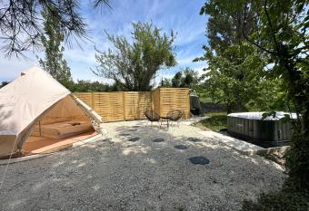 Cali Provence has rooms with a private hot tub