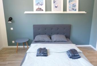 Studio/Bureau Wifi, propre et fonctionnel allows 18 year olds to book a room