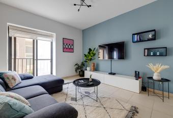 Seaside Bliss - 3BR Holiday Apartment Sliema allows 18 year olds to book a room