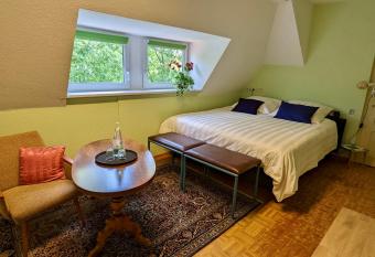 Gro  e Ferienwohnung mit Loggia und Garten in Cottbus (direkt am Klinikum) allows 18 year olds to book a room