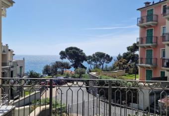 Apartment Simonetta allows 18 year olds to book a room