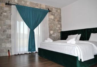 Boutique Vila FIDANI has rooms with a private hot tub