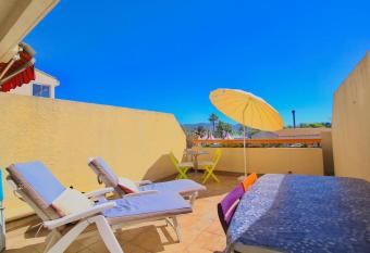 Studio sur la plage, avec climatisation allows 18 year olds to book a room