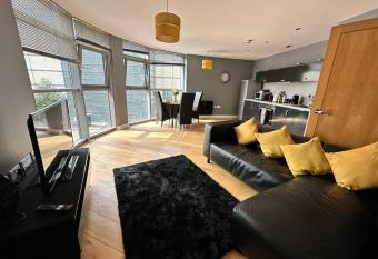 Fantastic and modern city centre flat with FREE parking! allows 18 year olds to book a room