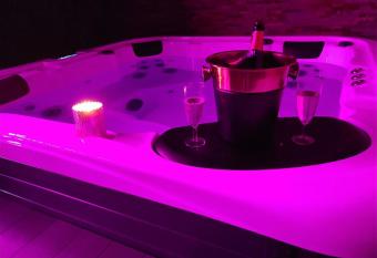 Les   tonnants romantiques has rooms with a private hot tub