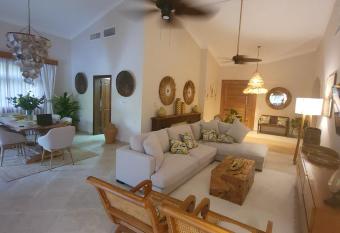 Villa Espa  ola de Lujo has rooms with a private hot tub