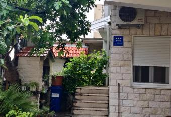 Omis apartment - near beach and town center, ground floor with small garden has Balcony rooms