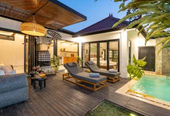 Zee Design Villa & Spa Sanur has rooms with a private hot tub