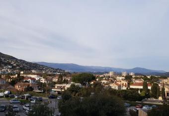 Appartement paisible, r  sidence avec piscine allows 18 year olds to book a room