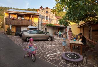 Hostel Xaxid allows 18 year olds to book a room