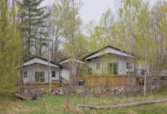 Inspire Beach 3 Total Cabins - Beachfront and Waterfront -Hot Tubs & Sauna has rooms with a private hot tub