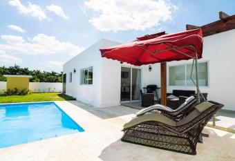 Luxury villa with pool for family & Friends has Balcony rooms