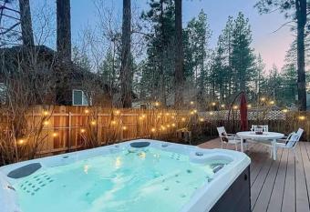 Cozy Bear Cabin with Spa has rooms with a private hot tub