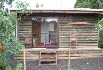 Theo s Cottage has Balcony rooms