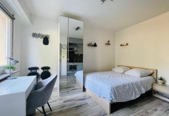 DnN - Stylish Studio w/ WiFi, Netflix, min away to Basel and the Airport has Balcony rooms