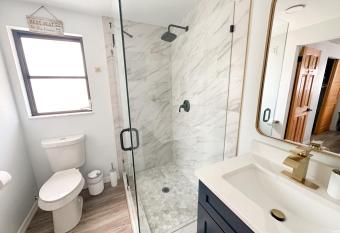 Venice house 5 minutes from the Beach allows 18 year olds to book a room