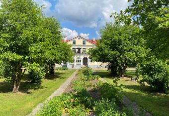 Kaelase Manor has Balcony rooms