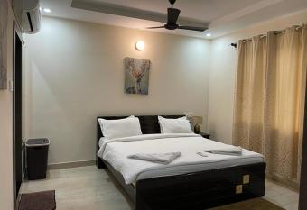 THE 9 STAYS has Balcony rooms