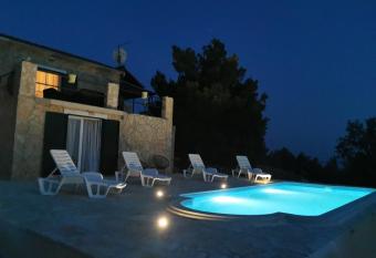 Villa Aura has Balcony rooms