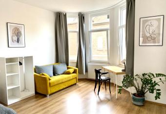 2 Rooms, free Parking, 25 min to D  sseldorf, 150 Mbps WLAN allows 18 year olds to book a room