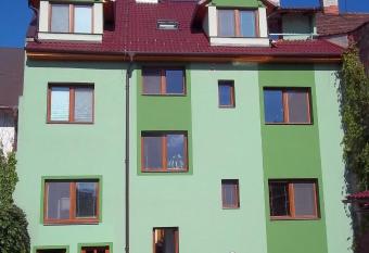 Penzion Apartm  ny Zl  n allows 18 year olds to book a room