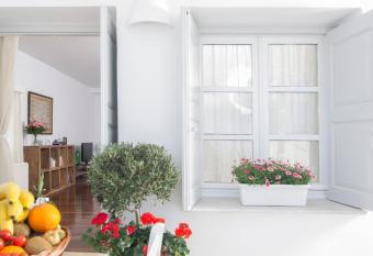 Villa Erofili has rooms with a private hot tub