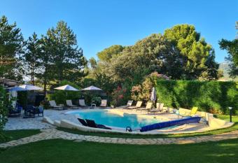 Chambre mezzanine allows 18 year olds to book a room