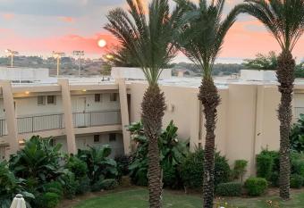 Mina s luxury suite - panoramic sea view-              allows 18 year olds to book a room