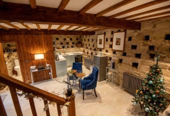 The Dinton Dovecote has Balcony rooms