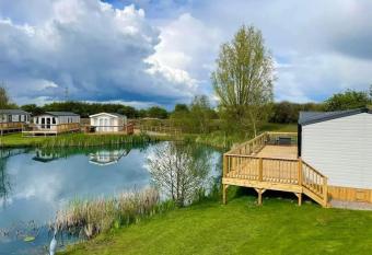 Luxury Lakeside Retreat -Near York-5* Country Park has Balcony rooms