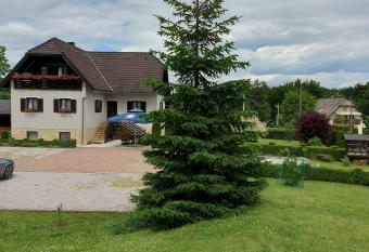 house Anna allows 18 year olds to book a room