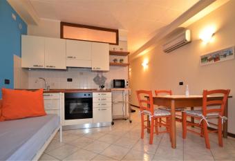 Sirmione House -Appartamento nelle Terre del Garda allows 18 year olds to book a room