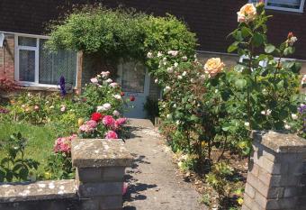 Captivating 2-Bed House in Amesbury Salisbury allows 18 year olds to book a room