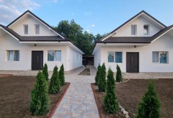 CAZARE EDI has Balcony rooms