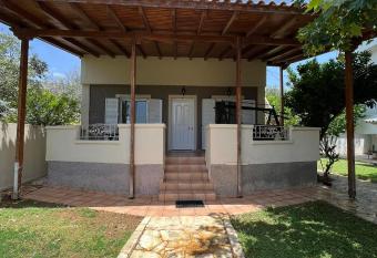 Cozy House in Lagonisi has Smoking/Balcony rooms
