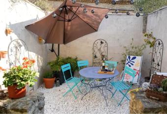 Carcassonne Canal de Midi Cottage allows 18 year olds to book a room