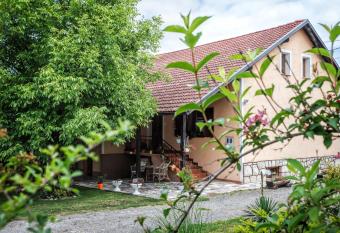 Apartment Toma  evi   has Balcony rooms