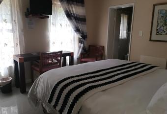 Blouberg Manor has rooms with a private hot tub