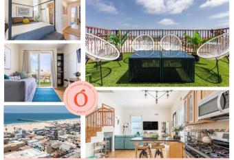 Ocean View Hot Tub Luxe House Steps to Sand has rooms with a private hot tub