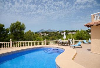 Villa with pool on golf course has Balcony rooms