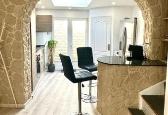 Une belle maison avec 2 chambre has Balcony rooms