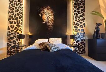 Esprit AFRICA, SPA et SAUNA de luxe allows 18 year olds to book a room