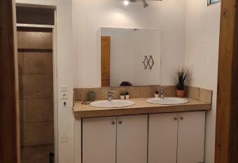 Jolie maison en hauteur de garrigue has Balcony rooms