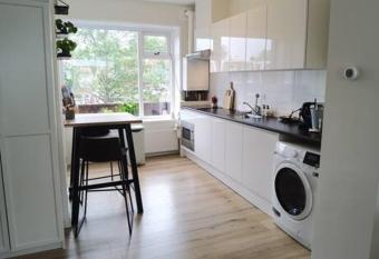 Centraal gelegen priv   appartement has Balcony rooms