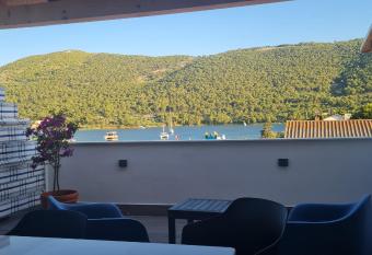 Apartmani Mlinar-One Bedroom Seaview has Balcony rooms