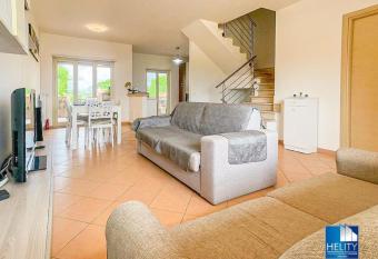 * [Stalett  ] *La casa sul mare* has rooms with a private hot tub