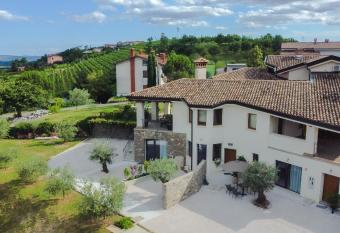 Maravida Vacation Rooms has Balcony rooms