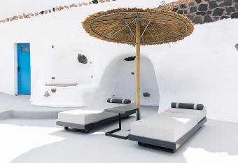 Rafael  s Mediteranian Dream Suites has rooms with a private hot tub