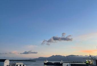 PENTHOUSE SEASIDE 10 MIN port, croisi  re et a  roport allows 18 year olds to book a room